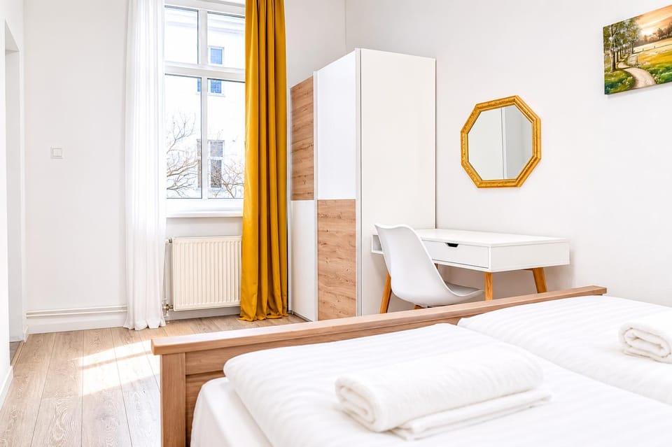 Toilet, Property building, Bed, Bathroom, Bedroom, towels, wardrobe