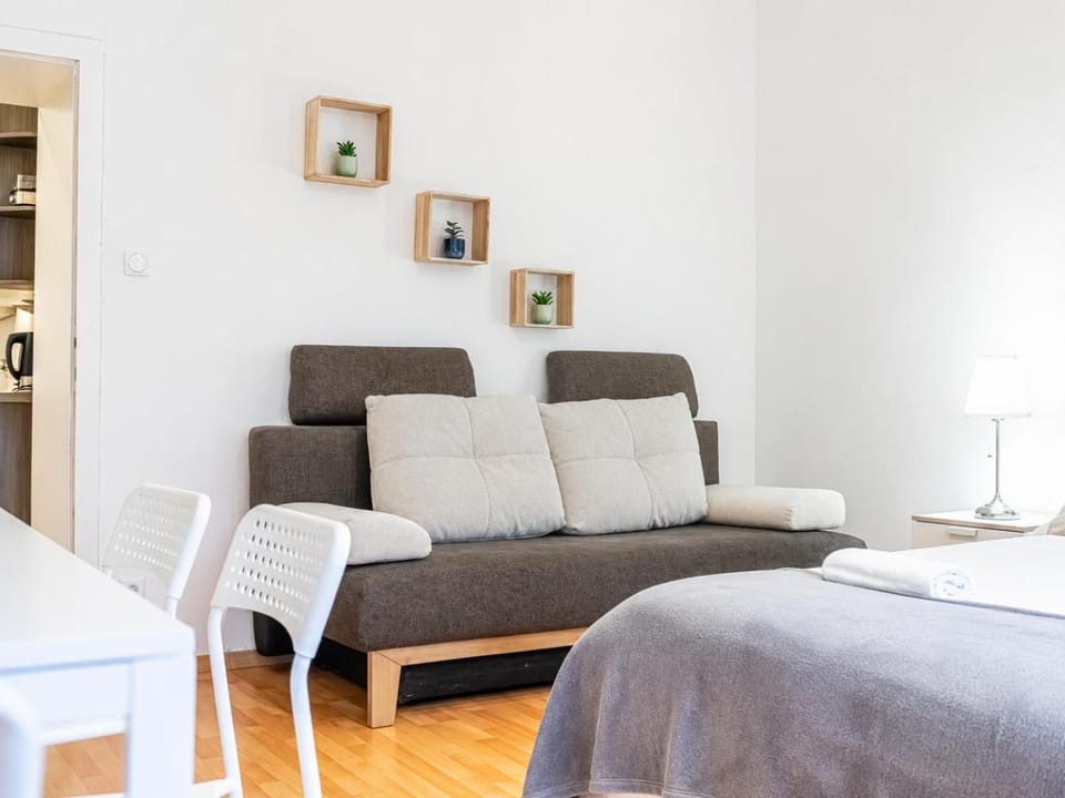Bed, Seating area, Bedroom