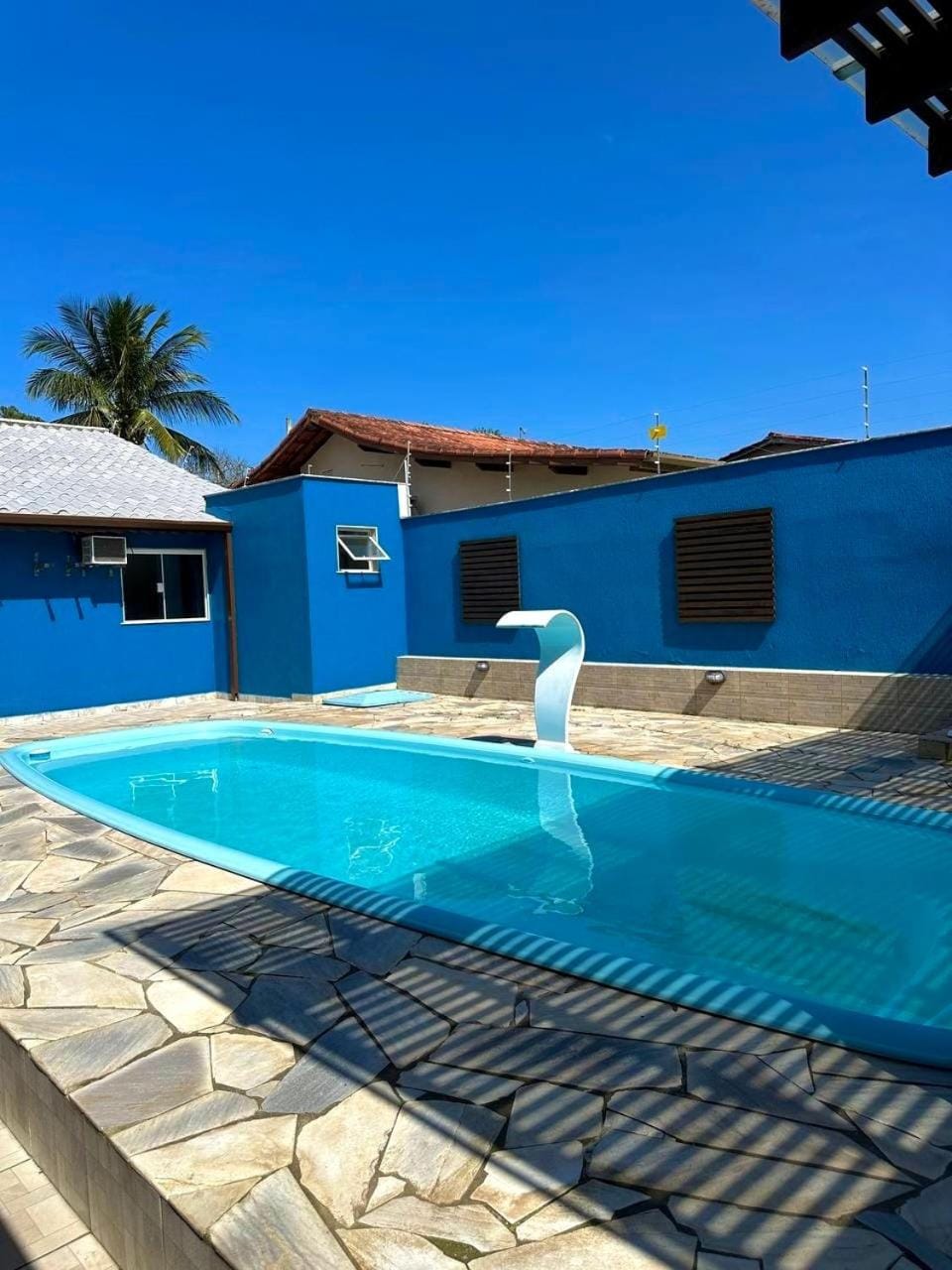 Casa espaçosa com área gourmet piscina e hidromassagem House in Caraguatatuba