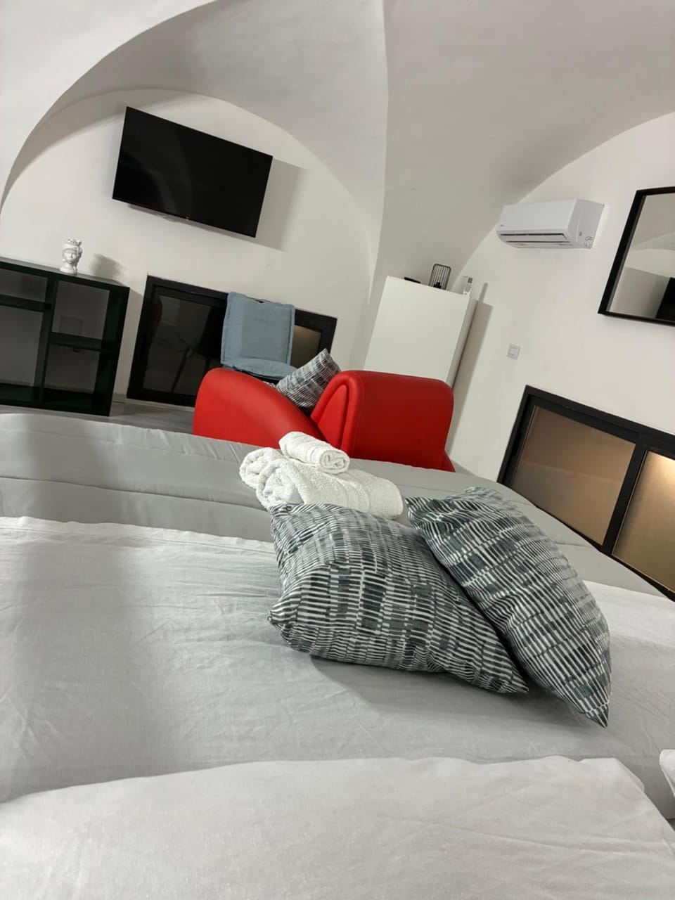 Bed, TV and multimedia, Photo of the whole room, Seating area, Bedroom, air conditioner
