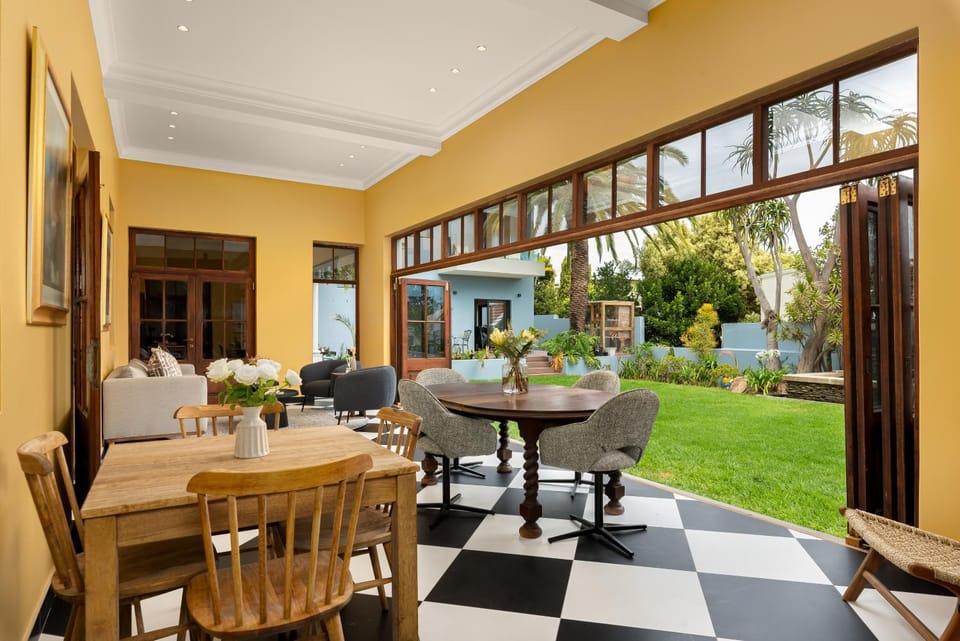 Patio, Day, Garden, Living room, Seating area, Dining area, Garden view