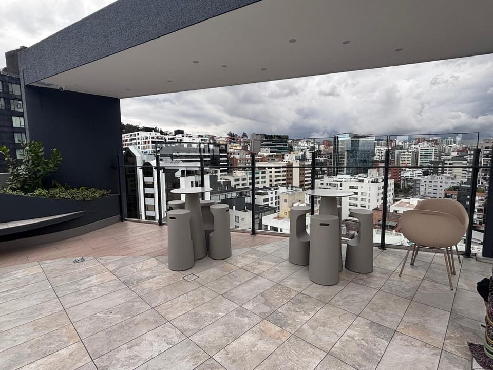 Suite exclusiva, piscina, sauna, turco, jacuzzi en área comercial de Quito Apartment in Quito