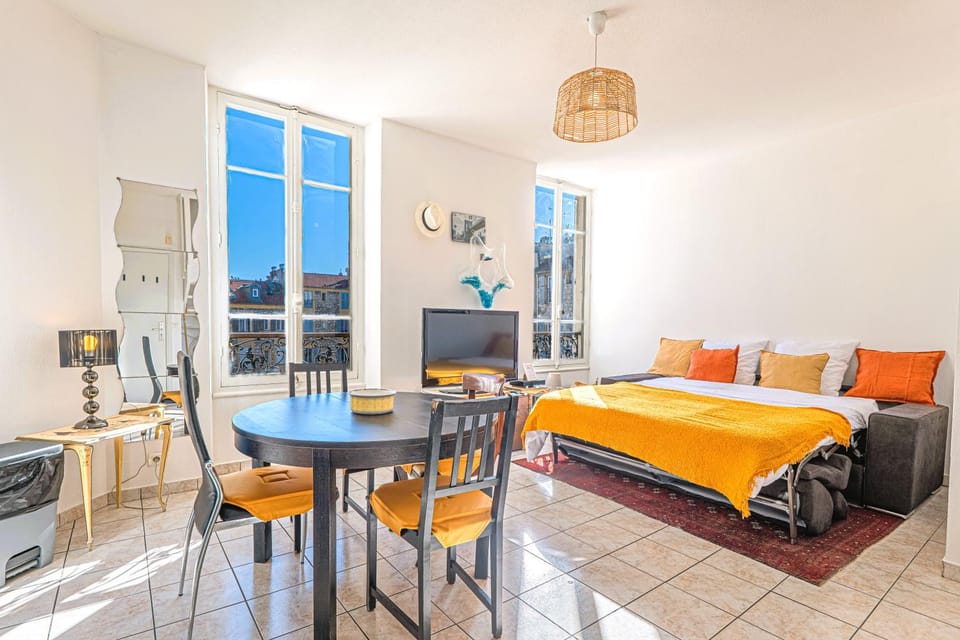Bed, Day, TV and multimedia, Living room, Photo of the whole room, Decorative detail, Dining area, Inner courtyard view, internet