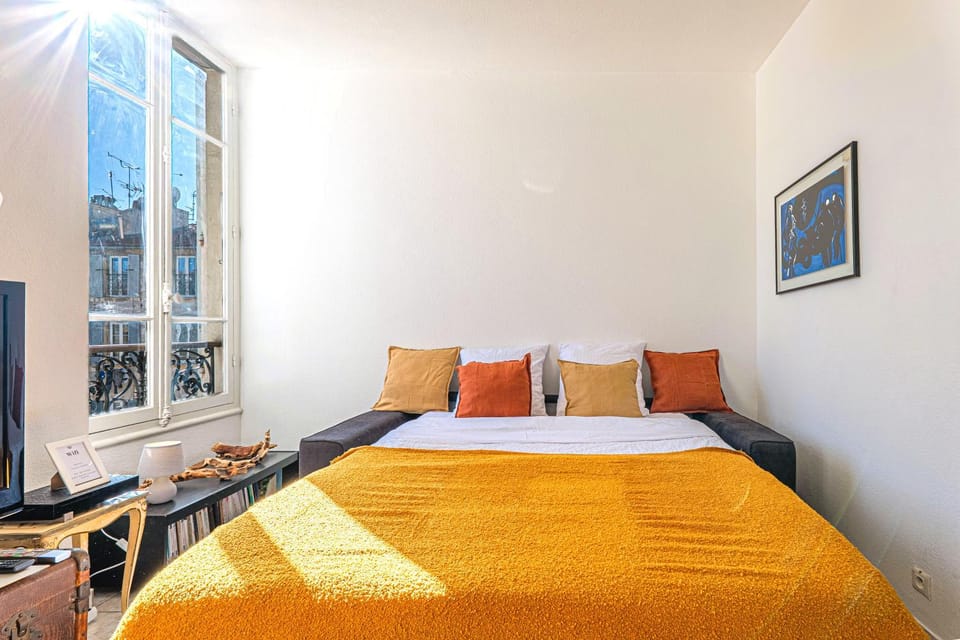 Bed, Day, Decorative detail, Seating area, Inner courtyard view, internet