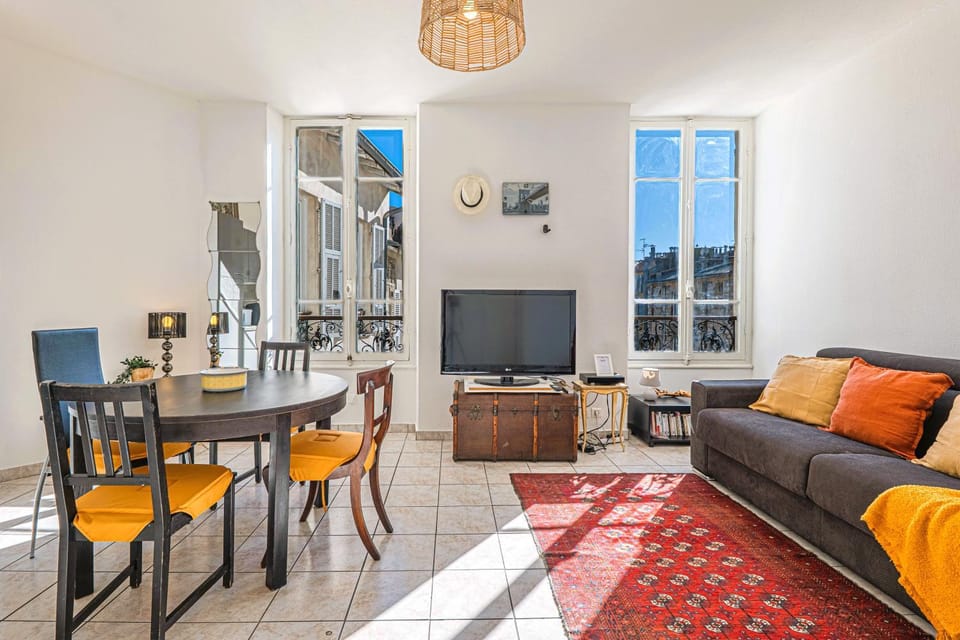 Day, TV and multimedia, Living room, Decorative detail, Dining area, Inner courtyard view, internet