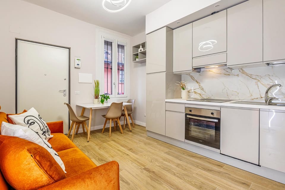 Modern Apartment near Metro - Easy Access Duomo Apartment in Milan