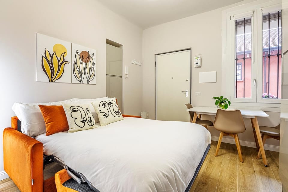 Modern Apartment near Metro - Easy Access Duomo Apartment in Milan