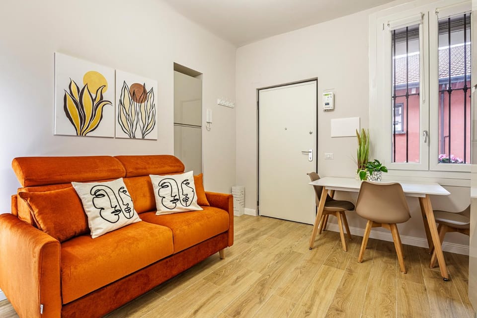 Modern Apartment near Metro - Easy Access Duomo Apartment in Milan