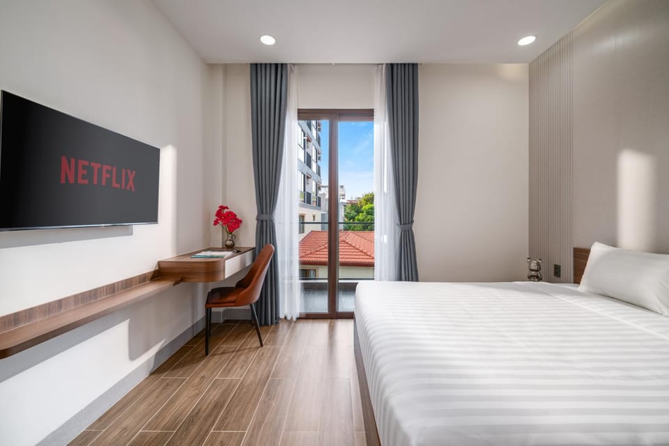 Bed, TV and multimedia, Photo of the whole room, Bedroom