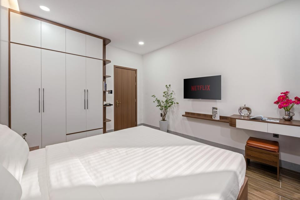 Bed, TV and multimedia, Photo of the whole room, Bedroom