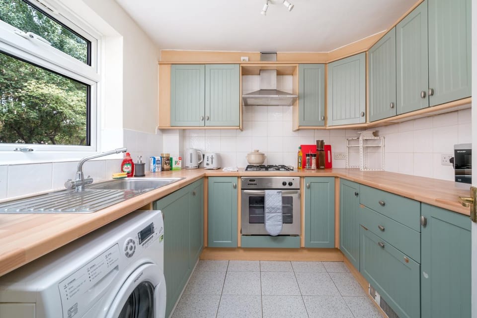 Coffee/tea facilities, Kitchen or kitchenette, Garden view, microwave, oven, stove, washing machine, dryer