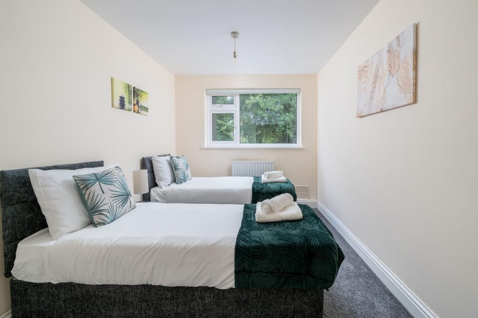 Bed, Living room, Photo of the whole room, Bedroom, towels
