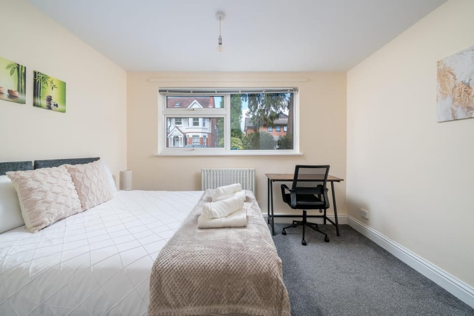 Bed, Neighbourhood, Living room, Photo of the whole room, Seating area, Bedroom