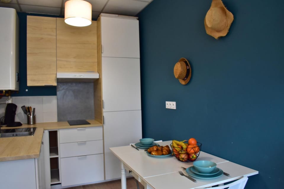 Kitchen or kitchenette, Dining area, stove
