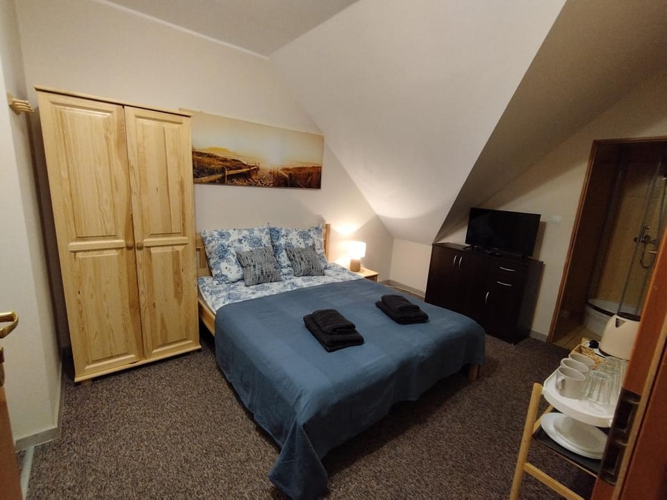 Bed, TV and multimedia, Photo of the whole room, Bedroom, towels, wardrobe