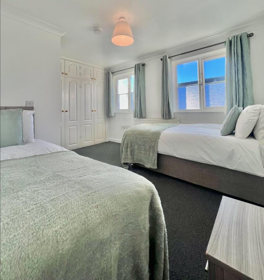 Big 6 Beds Home, Free Private Parking, TV, Garden House in Wellingborough