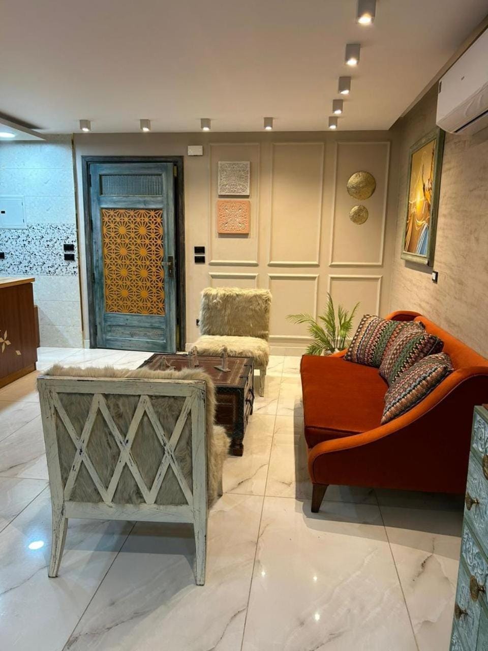 5 min to airport 2 king beds 45 min pyramids Apartment in Cairo Governorate