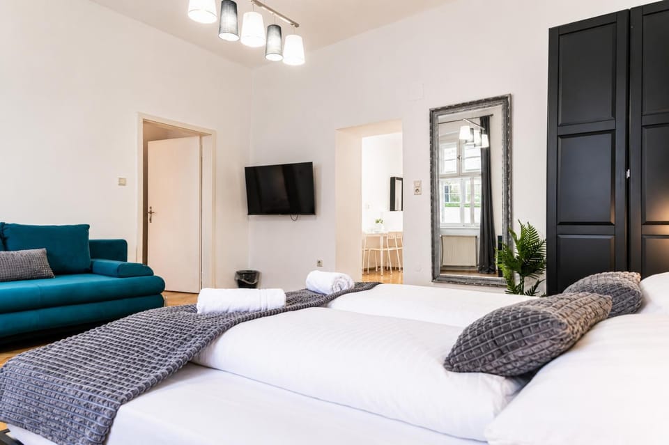 Bed, TV and multimedia, Bedroom, wardrobe