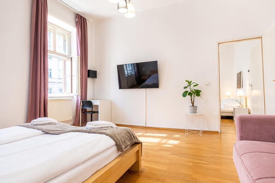 Communal lounge/ TV room, Bed, TV and multimedia, Living room, Seating area, Bedroom
