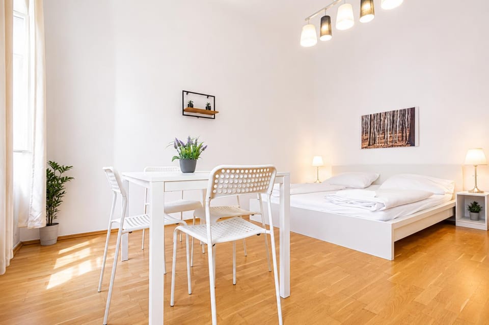 Bed, TV and multimedia, Seating area, Bedroom