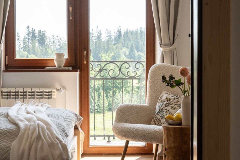 View (from property/room), Seating area, Bedroom, Garden view, Mountain view