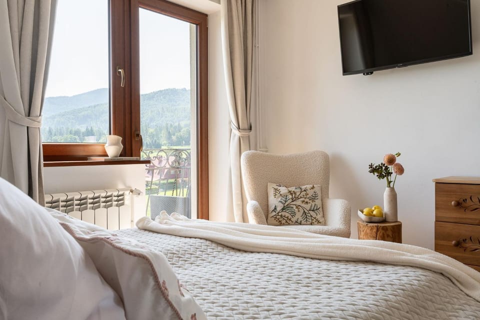 TV and multimedia, View (from property/room), Bedroom, Mountain view