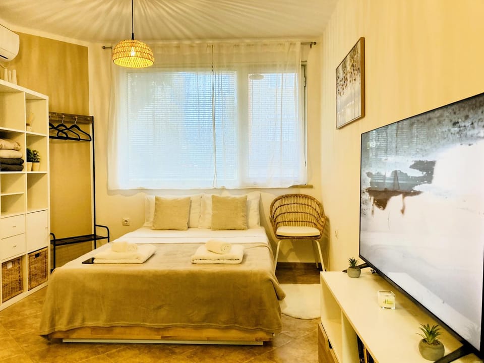 Bed, TV and multimedia, Bedroom