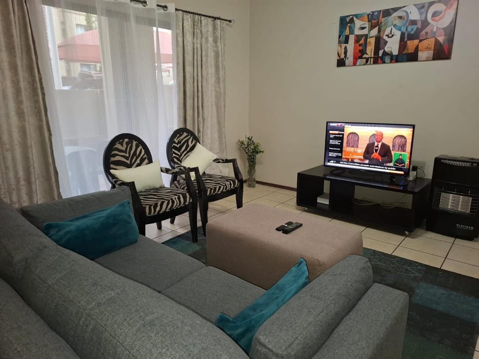 TV and multimedia, Living room, Seating area, Evening entertainment