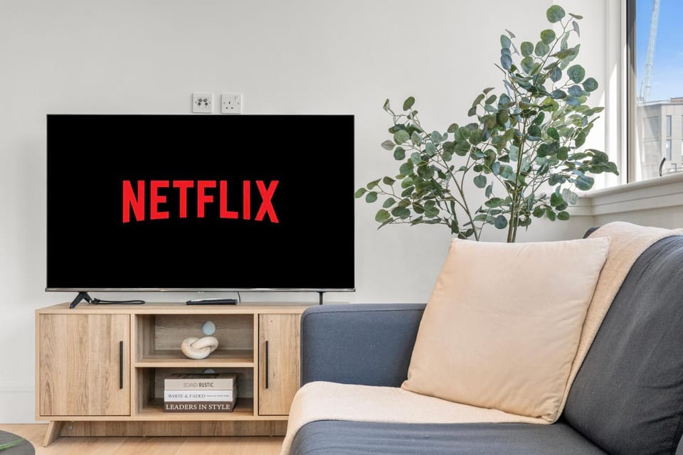 Communal lounge/ TV room, TV and multimedia, Living room, Seating area, Evening entertainment