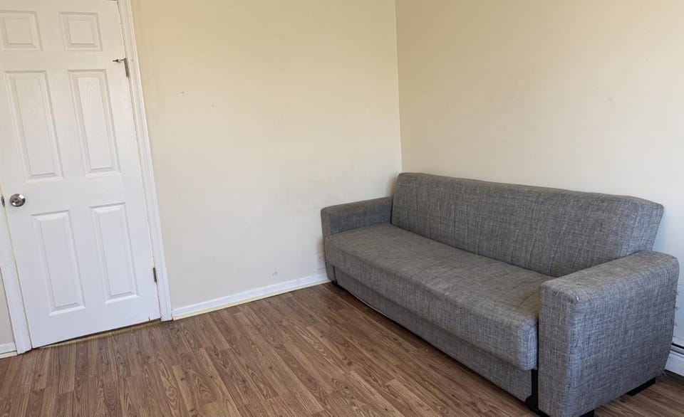 Private one-bedroom and one-bathroom apartment, private street entrance in convenient area, MetLife Stadium FIFA World Cup 35 minutes away Apartment in Woodbridge Township