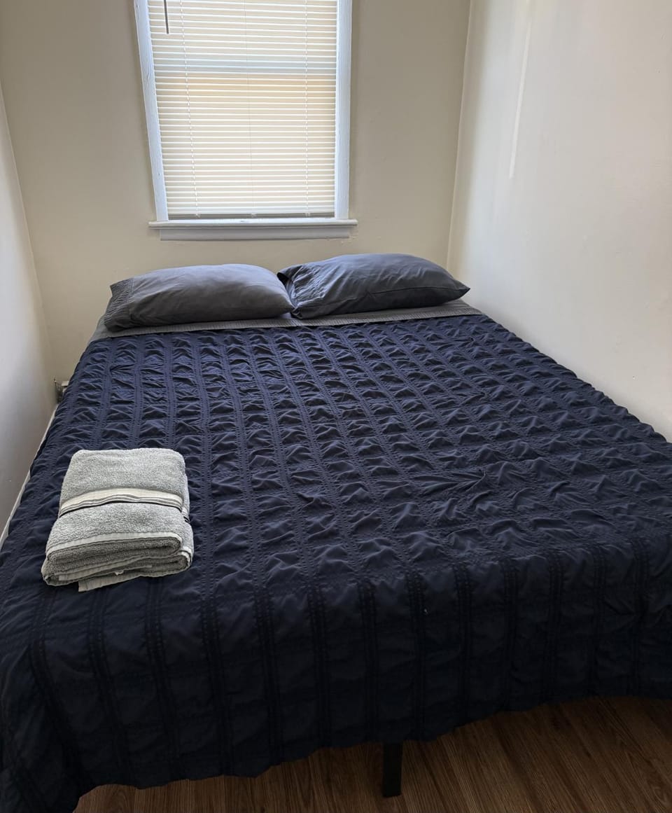 Private one-bedroom and one-bathroom apartment, private street entrance in convenient area, MetLife Stadium FIFA World Cup 35 minutes away Apartment in Woodbridge Township
