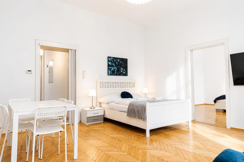 Bed, TV and multimedia, Seating area, Dining area, Bedroom