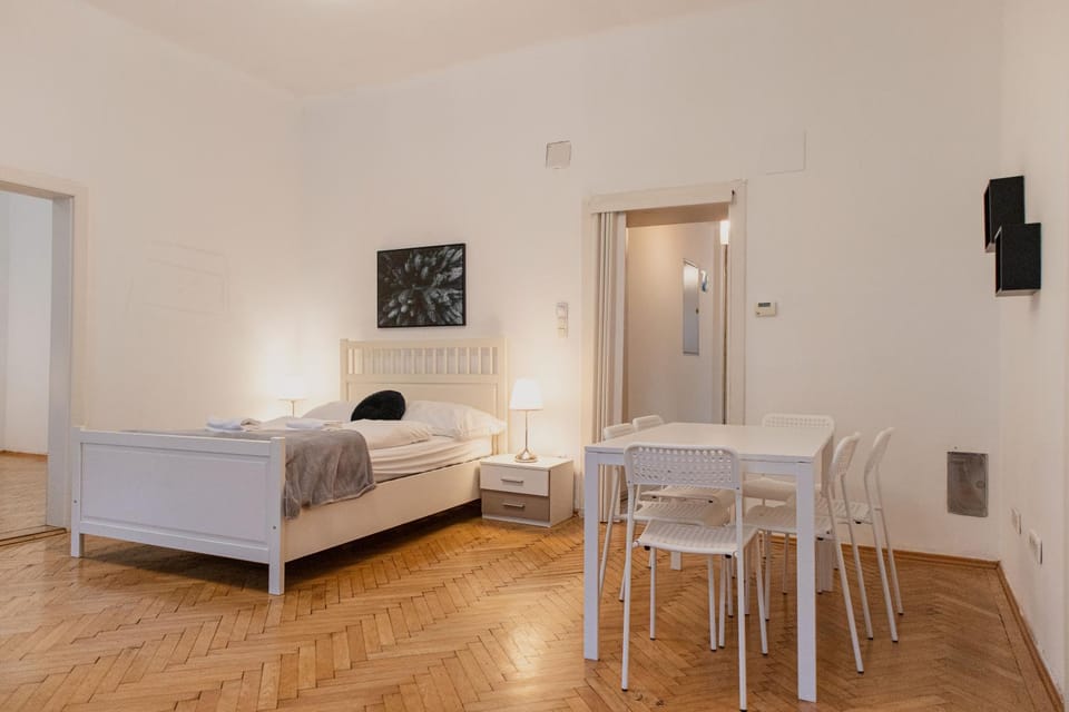 Bed, TV and multimedia, Seating area, Dining area, Bedroom