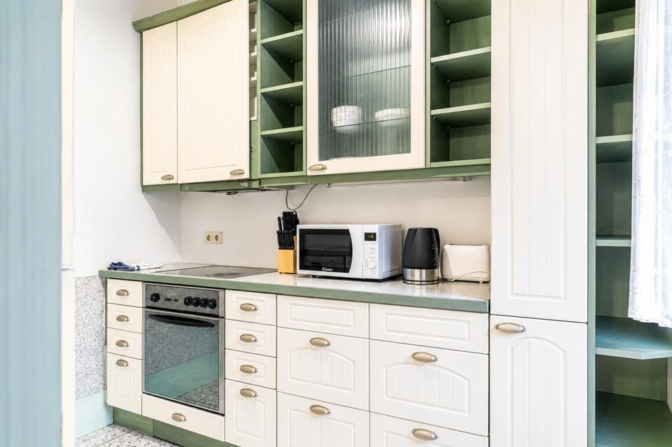 Coffee/tea facilities, Kitchen or kitchenette, stove, toaster