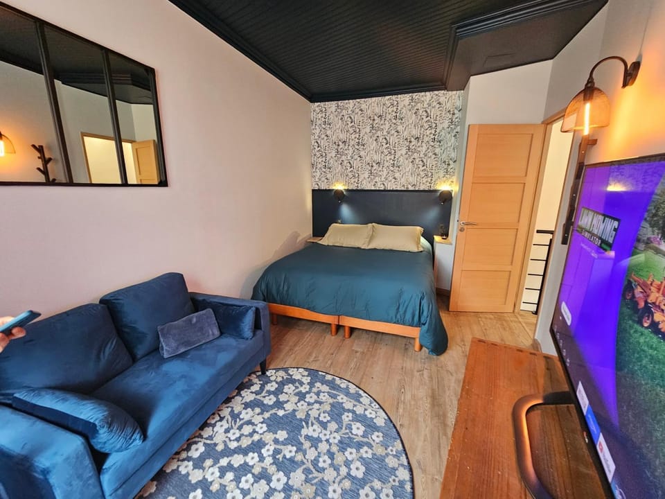Property building, Living room, Bedroom
