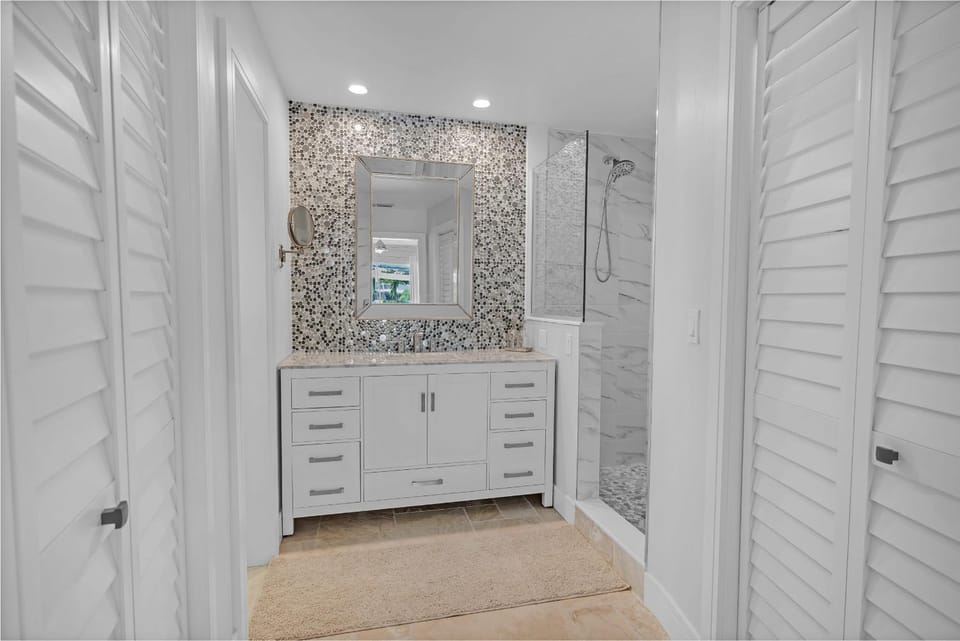 Serene Canal Views, Heated Pool & Relaxation - Villa Pelican Paradise - Roelens House in Cape Coral