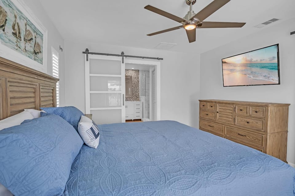 Serene Canal Views, Heated Pool & Relaxation - Villa Pelican Paradise - Roelens House in Cape Coral