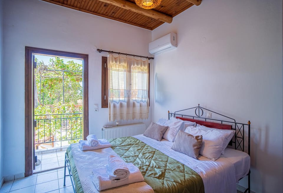 Bed, Balcony/Terrace, Bedroom, wardrobe