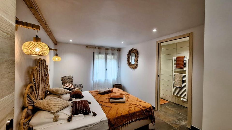 Bed, Bedroom, towels