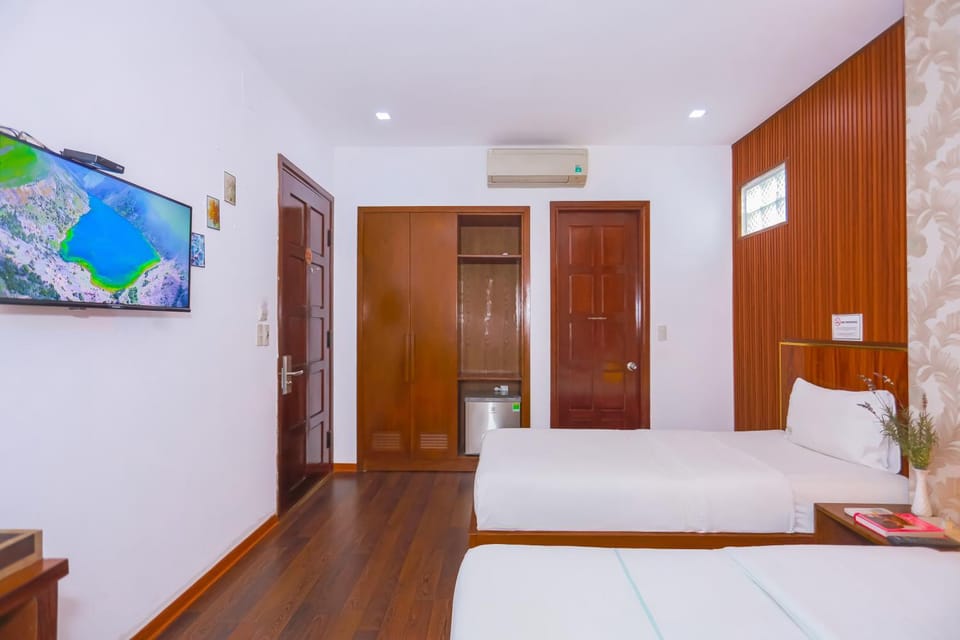 Bed, TV and multimedia, Photo of the whole room, Bedroom, wardrobe, air conditioner