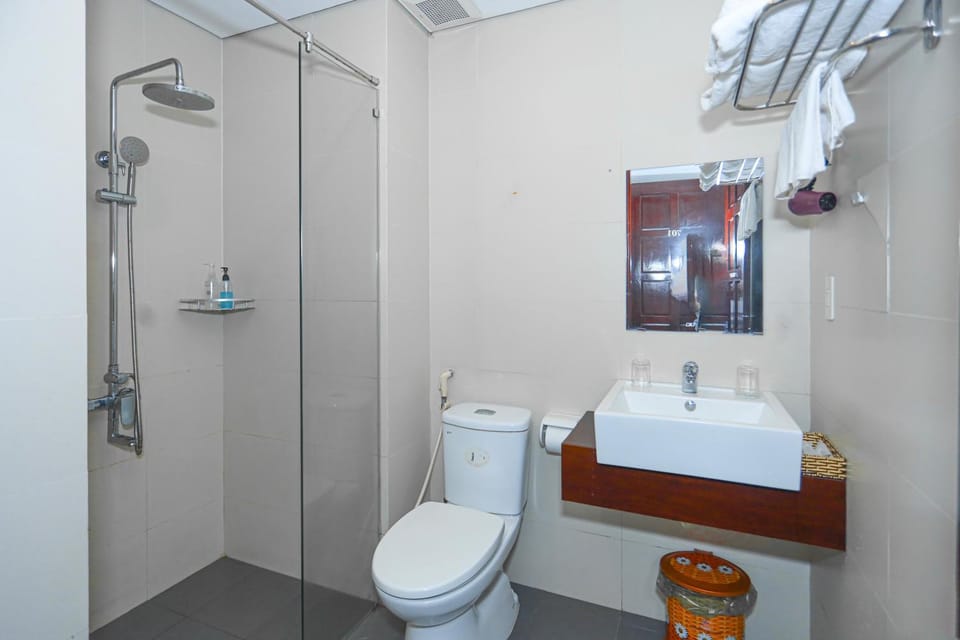 Shower, Toilet, Bathroom, bidet, towels