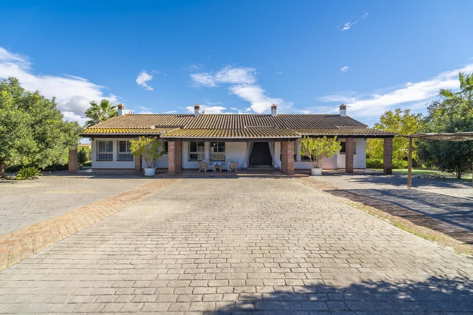 Property building, Facade/entrance, Off site