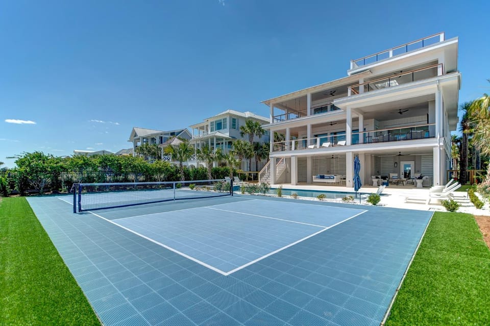 NEW CUSTOM HOME 620 Ocean Blvd. Now booking!! Pickleball, Bocce Ball, Putting Green, Pool/Spa House in Isle of Palms