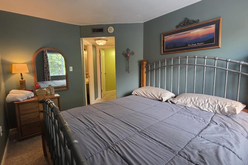 Cozy Condo Sleeps 6 Pools Hot Tub Lovely Views House in Gatlinburg