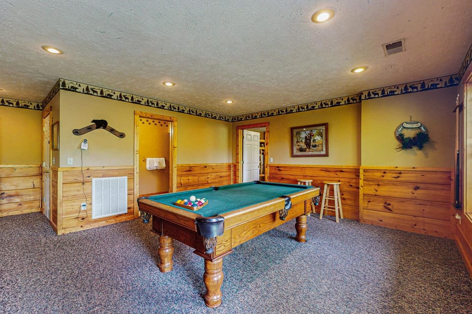 Stunning Cabin Sleep 12 Hot Tub Grill Shared Pool Cabin in Sevier County