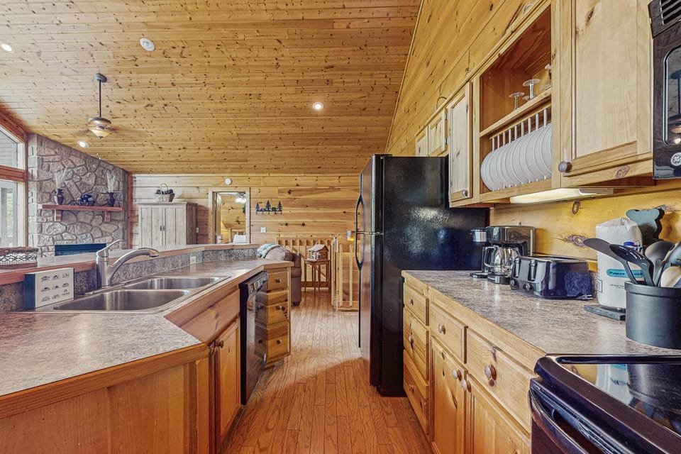 Stunning Cabin Sleep 12 Hot Tub Grill Shared Pool Cabin in Sevier County