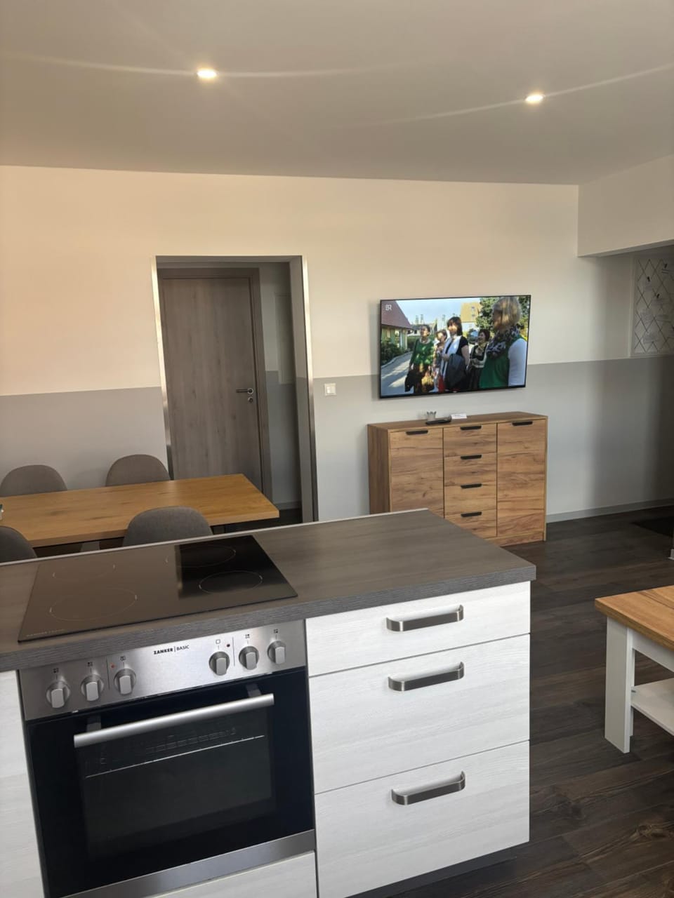 TV and multimedia, Kitchen or kitchenette, Dining area, oven, stove