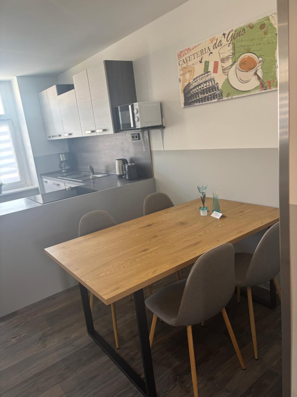 Kitchen or kitchenette, Dining area