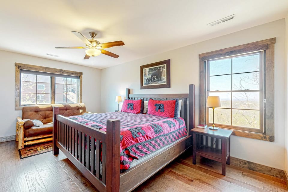 Bright Home Sleeps 12 Hot Tub Pools Billiard Room House in Gatlinburg