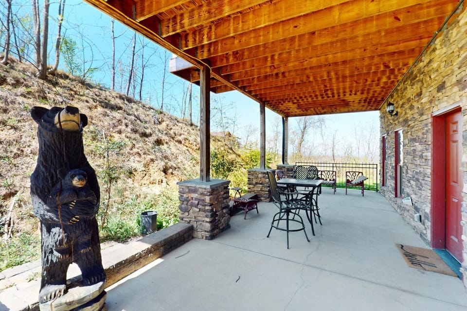 Bright Home Sleeps 12 Hot Tub Pools Billiard Room House in Gatlinburg